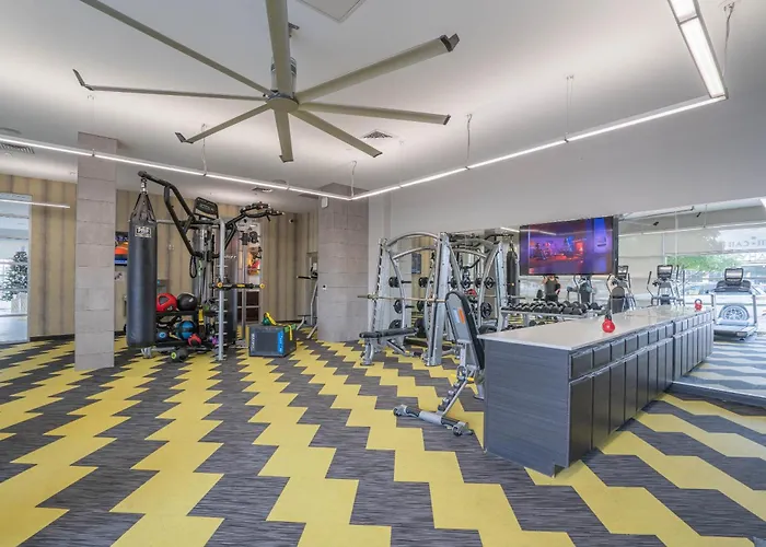 Upscale 2brdowntown Balcony & Amenities