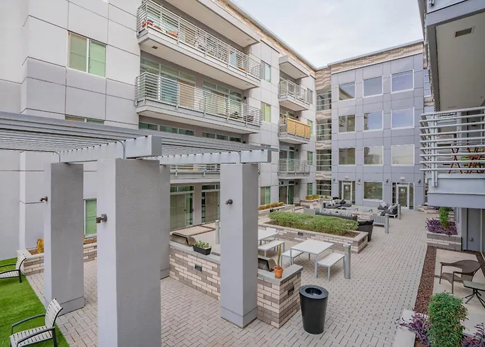 Apartment Upscale 2brdowntown Balcony & Amenities