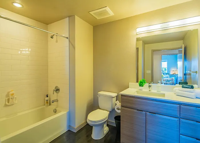 Upscale 2brdowntown Balcony & Amenities Phoenix