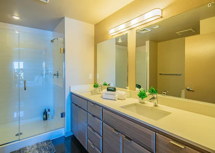 Upscale 2brdowntown Balcony & Amenities Apartment *