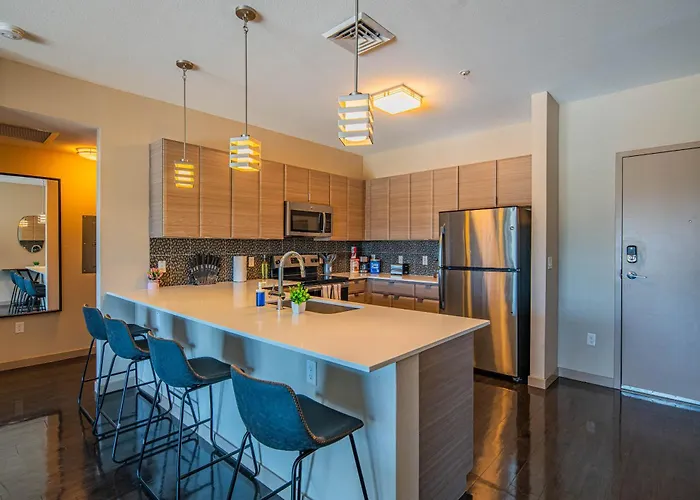 Upscale 2brdowntown Balcony & Amenities Apartment