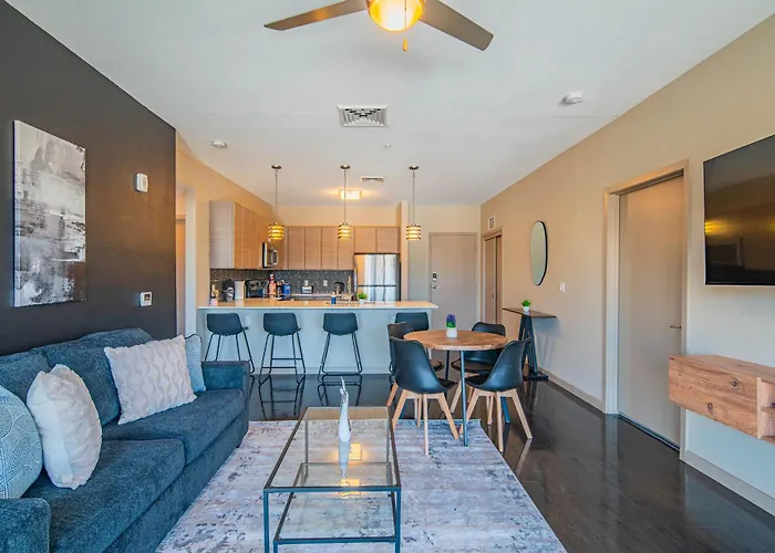 Upscale 2brdowntown Balcony & Amenities Apartment *