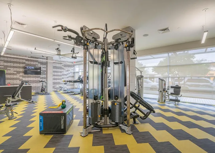 Upscale 2brdowntown Balcony & Amenities Apartment